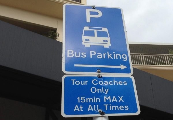bus parking sign with blue background which mentioned 15 minutes maximum parking at all times