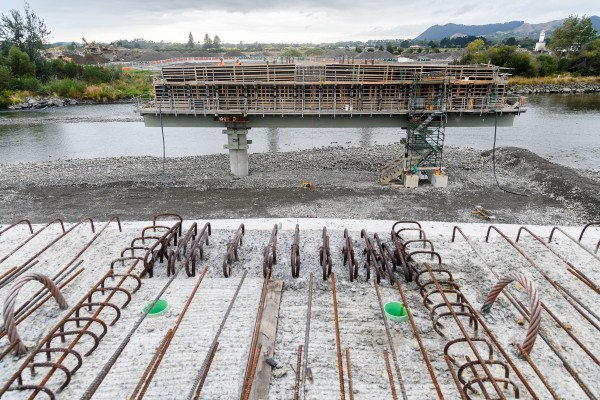 Construction of new bridge over Otaki River