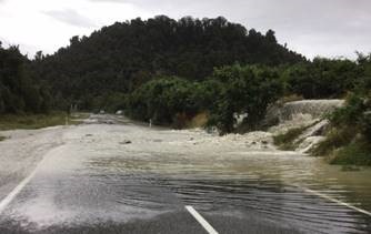 SH6 near Franz Josef at the Canavans: the Waiho overtopping the stopbank
