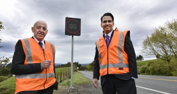 Colin Brodie and Simon Bridges check out the new weather-activated signs