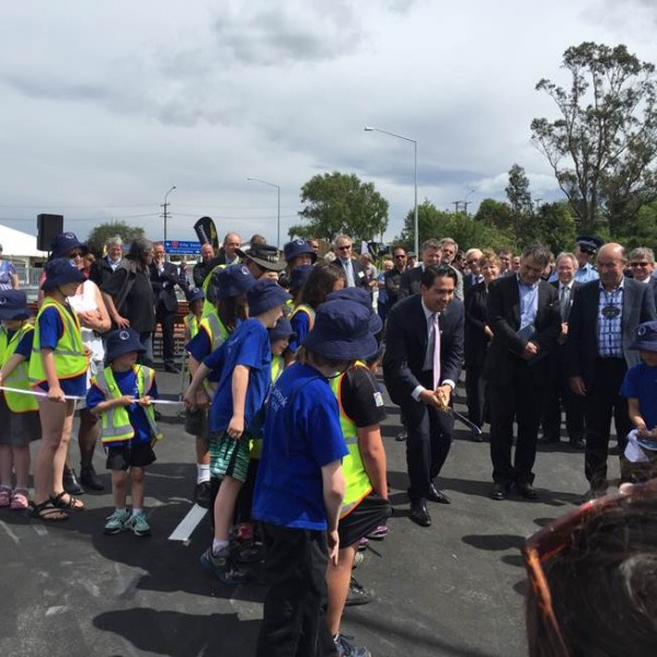 Minister Bridges cuts ribbon on the new Lookout Point Bridge