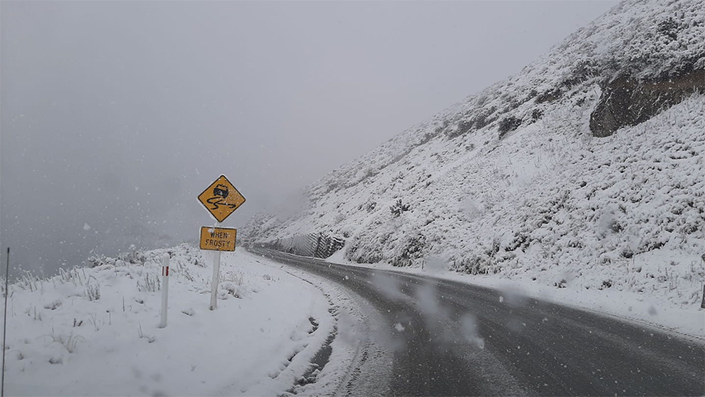Porters Pass, SH73, Thursday this week, remained open with de-icing compound doing its work to melt the snow as it fell.
