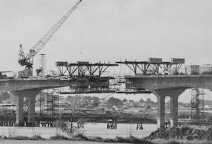 Building the new Māngere motorway bridge in 1980.