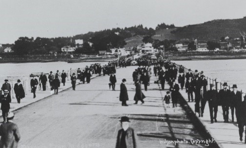 Opening the second Old Māngere Bridge in 1915. 