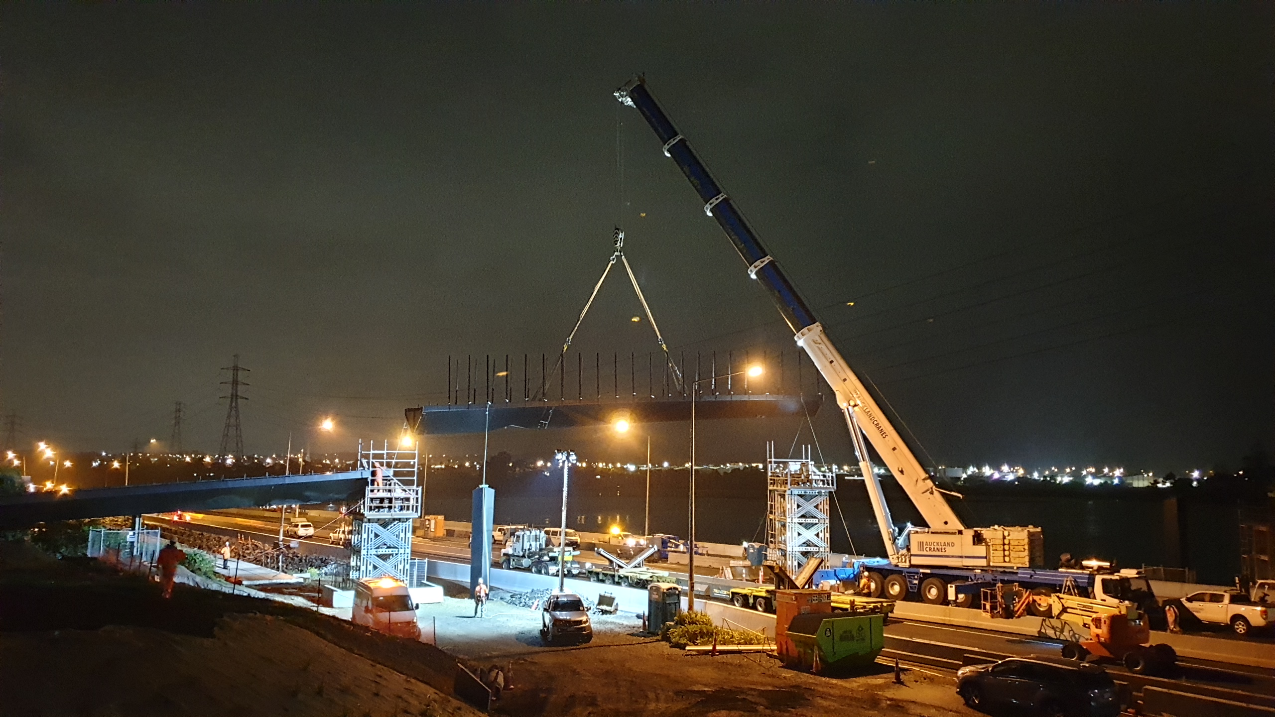 A 22.5 metre section of the pedestrian bridge at Pescara Point on the Southern Motorway is lifted into position over the northbound lanes.