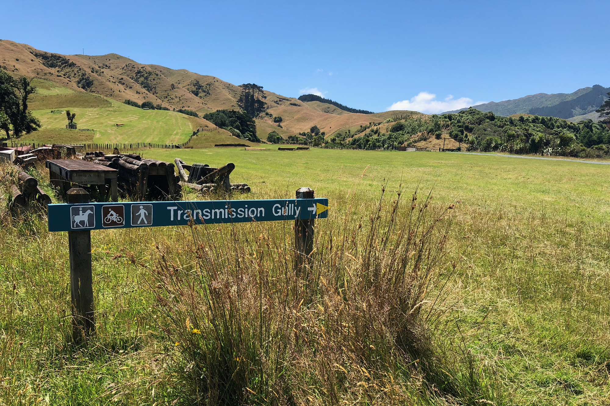 Signage to the Transmission Gully walk