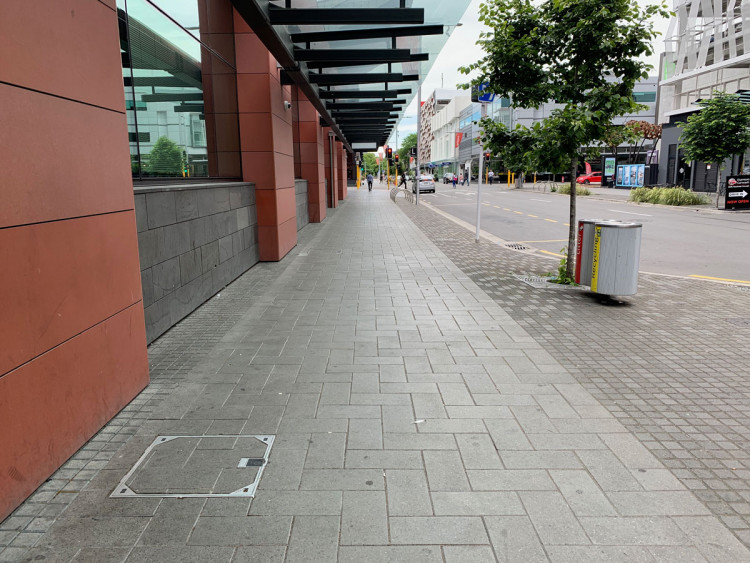 inset service cover with uninterrupted paving