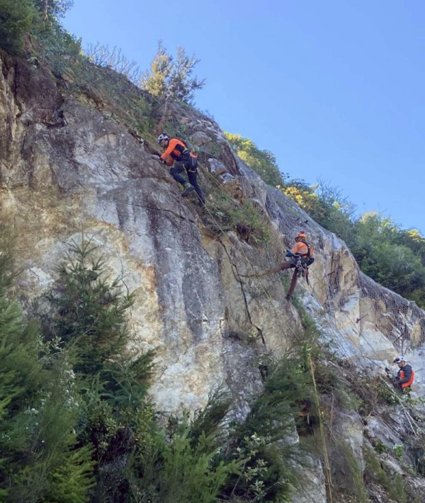 abseilers at Granity Narrows cliff