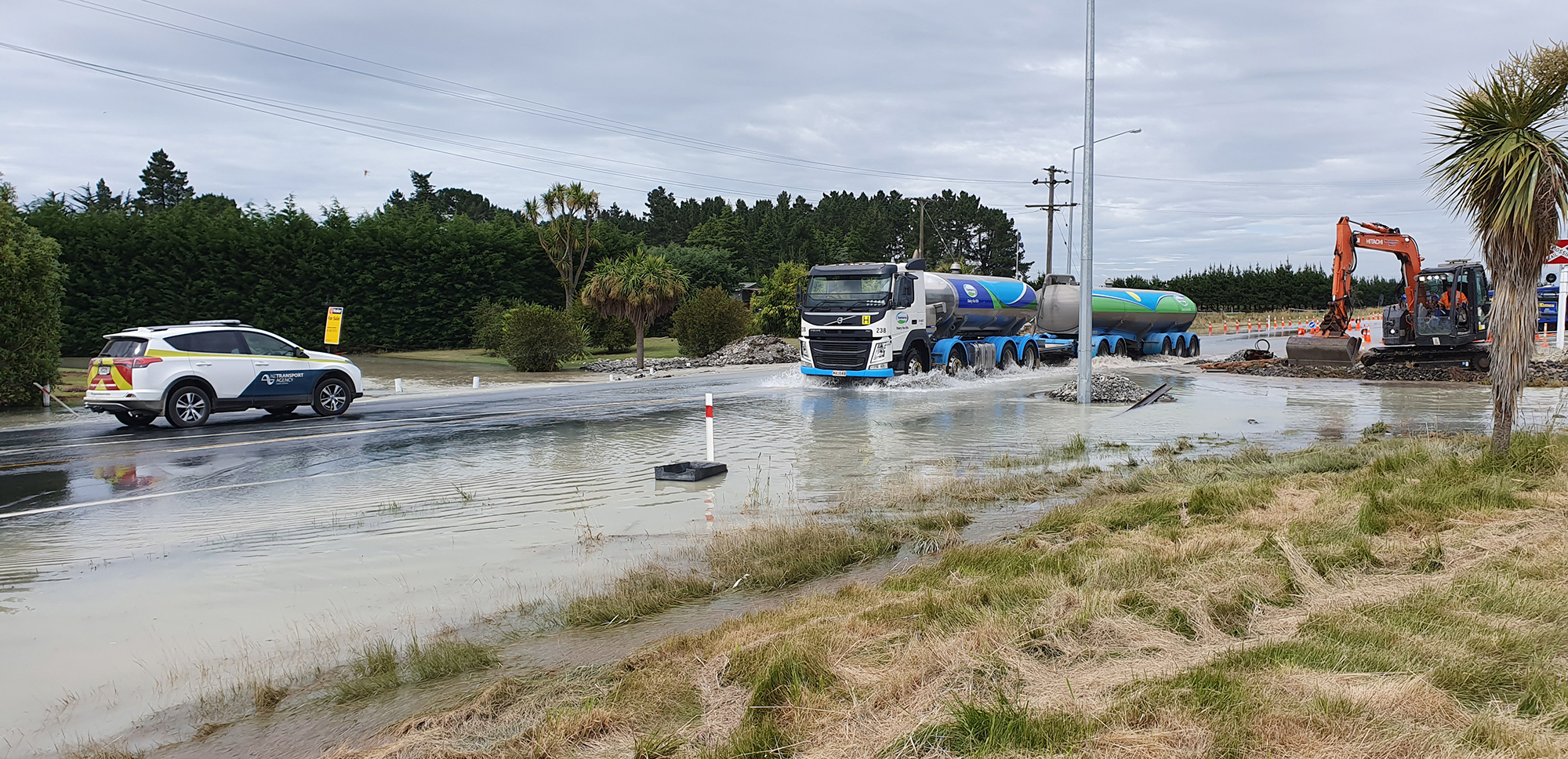 The Orari SH1/79 intersection earlier today, water now well below the top of wheels.